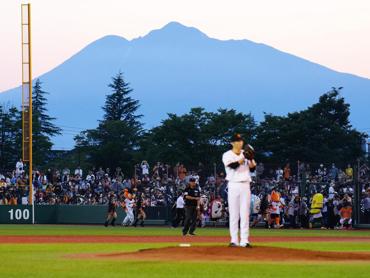 巨人対ヤクルト　3回裏終了後の「すしレース」は、岩木山が望む青森・弘前の、はるか夢球場で行われた