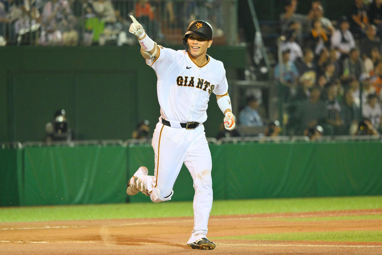 巨人対ヤクルト　6回裏巨人1死、右越えソロ本塁打を放った大城卓三はベンチに向かってポーズを決める（撮影・滝沢徹郎）