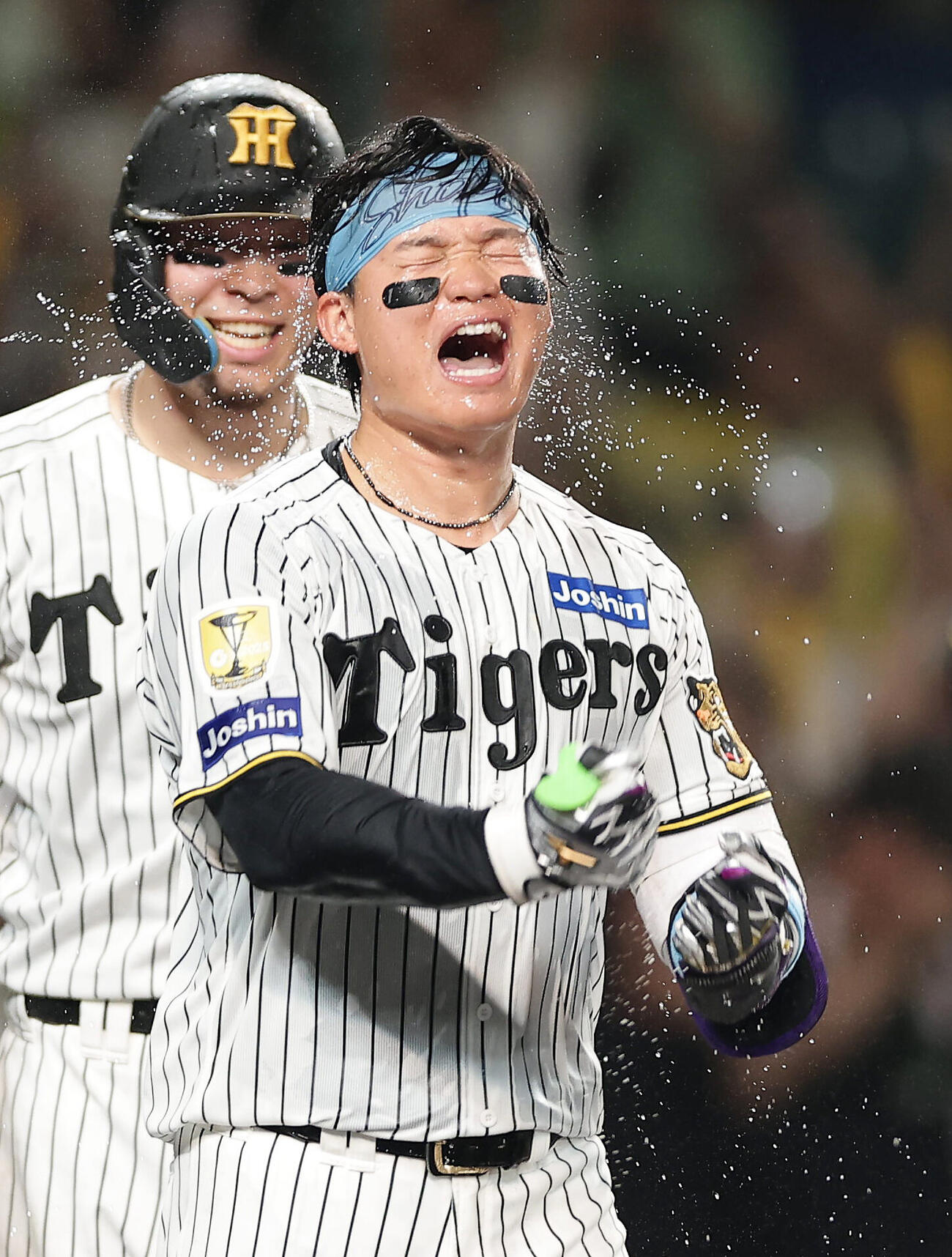阪神対中日　10回裏阪神1死、サヨナラ本塁打を放ち歓喜する森下翔太（撮影・前田充）