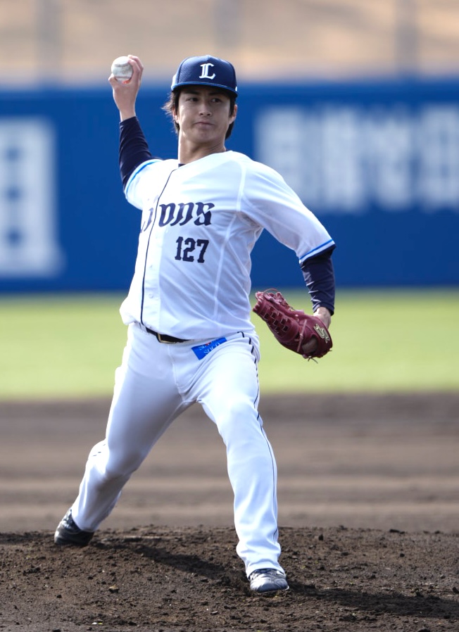 2月、南郷春季キャンプで投球する西武森脇亮介