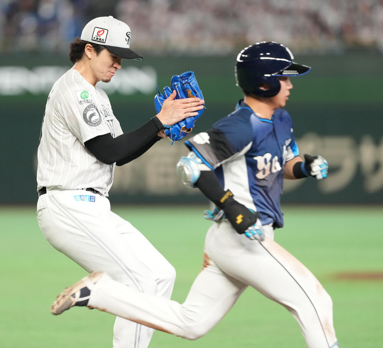 ソフトバンク対西武　5回表西武2死一、二塁、滝沢夏央を二ゴロに仕留める上沢直之（撮影・たえ見朱実）