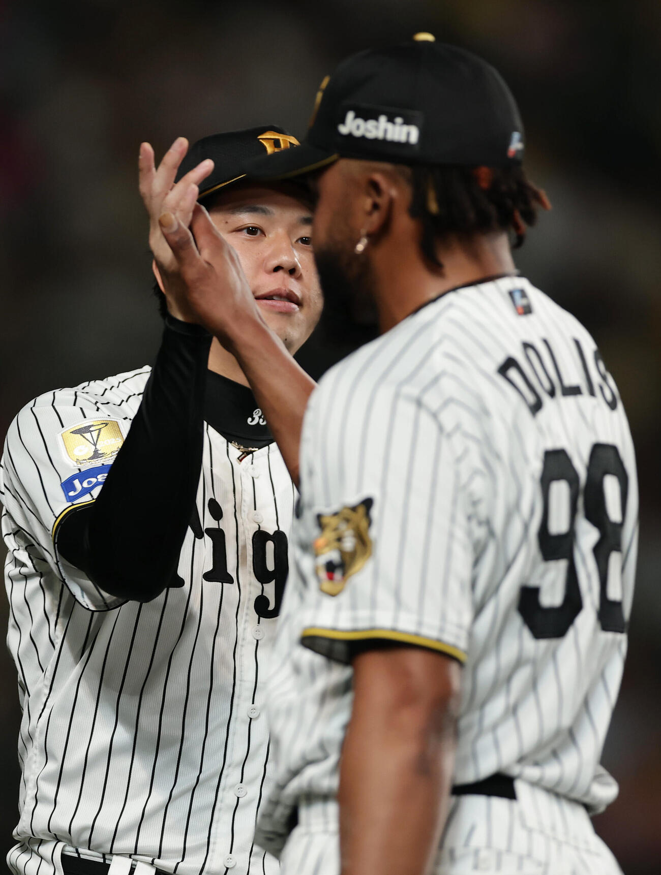 阪神対中日　9回表の中日打線を抑えたラファエル・ドリス（右）を出迎える阪神才木浩人（撮影・前田充）