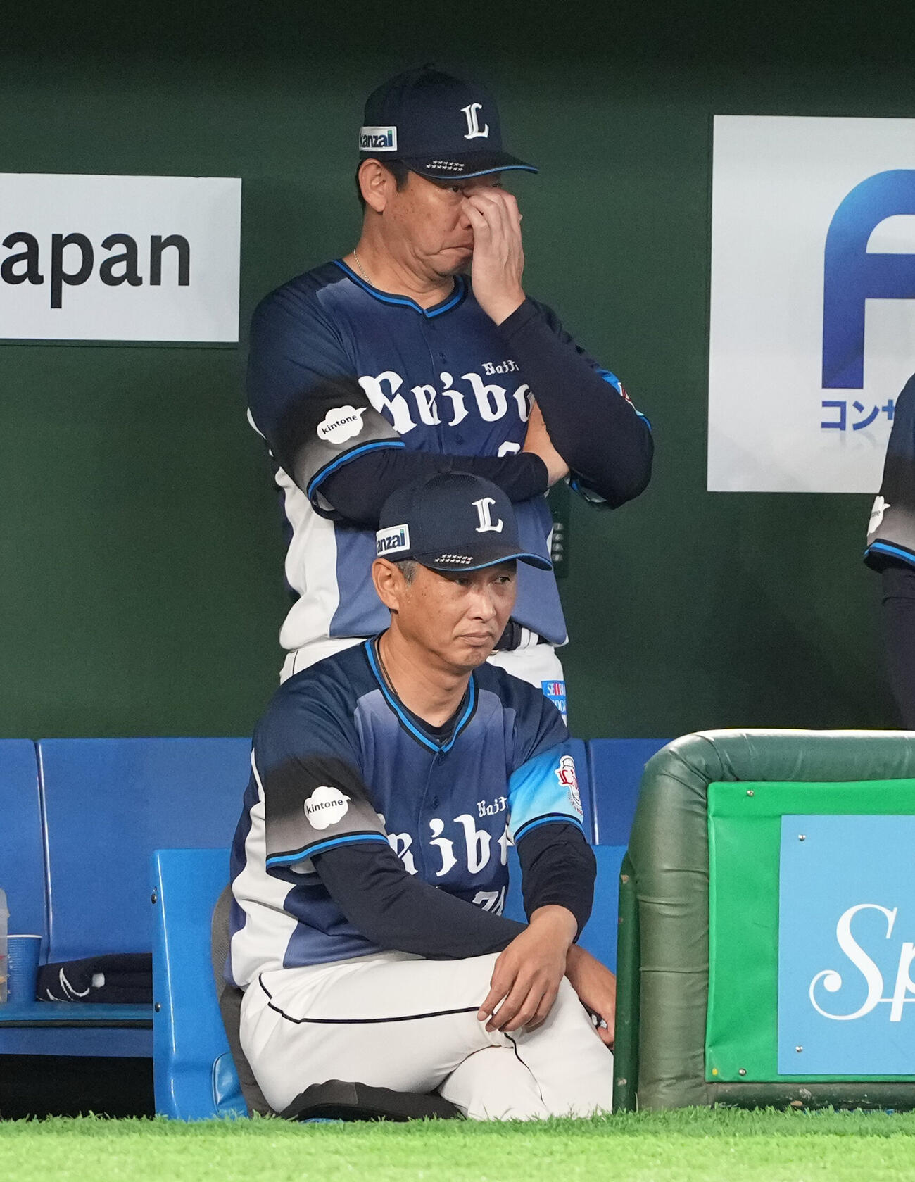 ソフトバンク対西武　4回裏、ソフトバンクに4失点し厳しい表情の西武西口文也監督（下）（撮影・たえ見朱実）