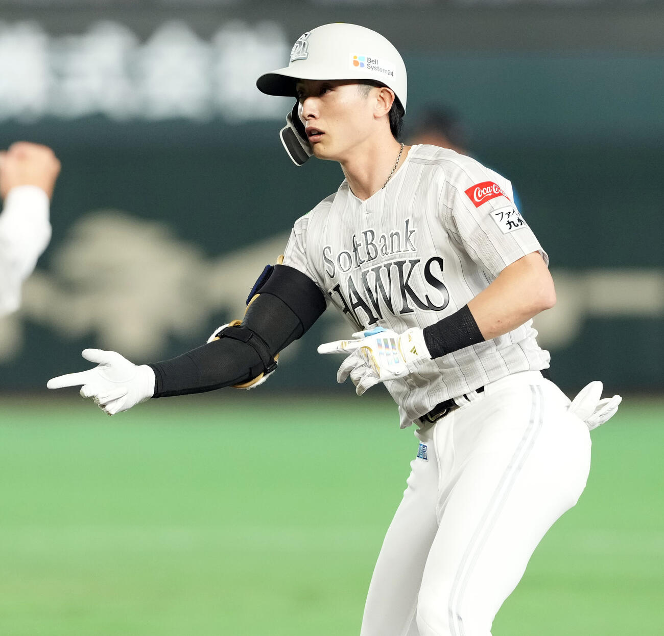 ソフトバンク対西武　4回裏ソフトバンク2死一、三塁、左前に適時打を放ちポーズを決める周東佑京（撮影・たえ見朱実）