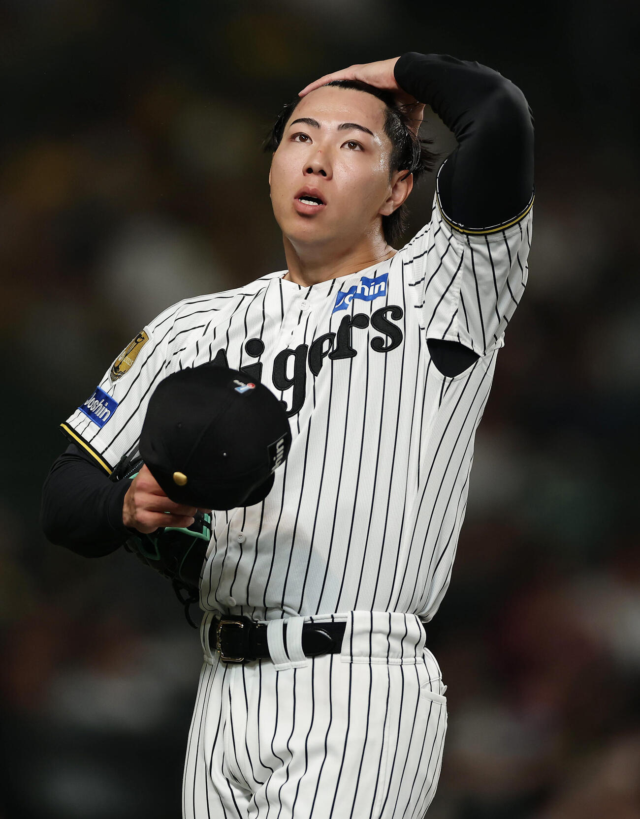 阪神対中日　8回表を投げ終え、勝ち越しを許した阪神工藤泰成は悔しそうにベンチへ戻る（撮影・前田充）