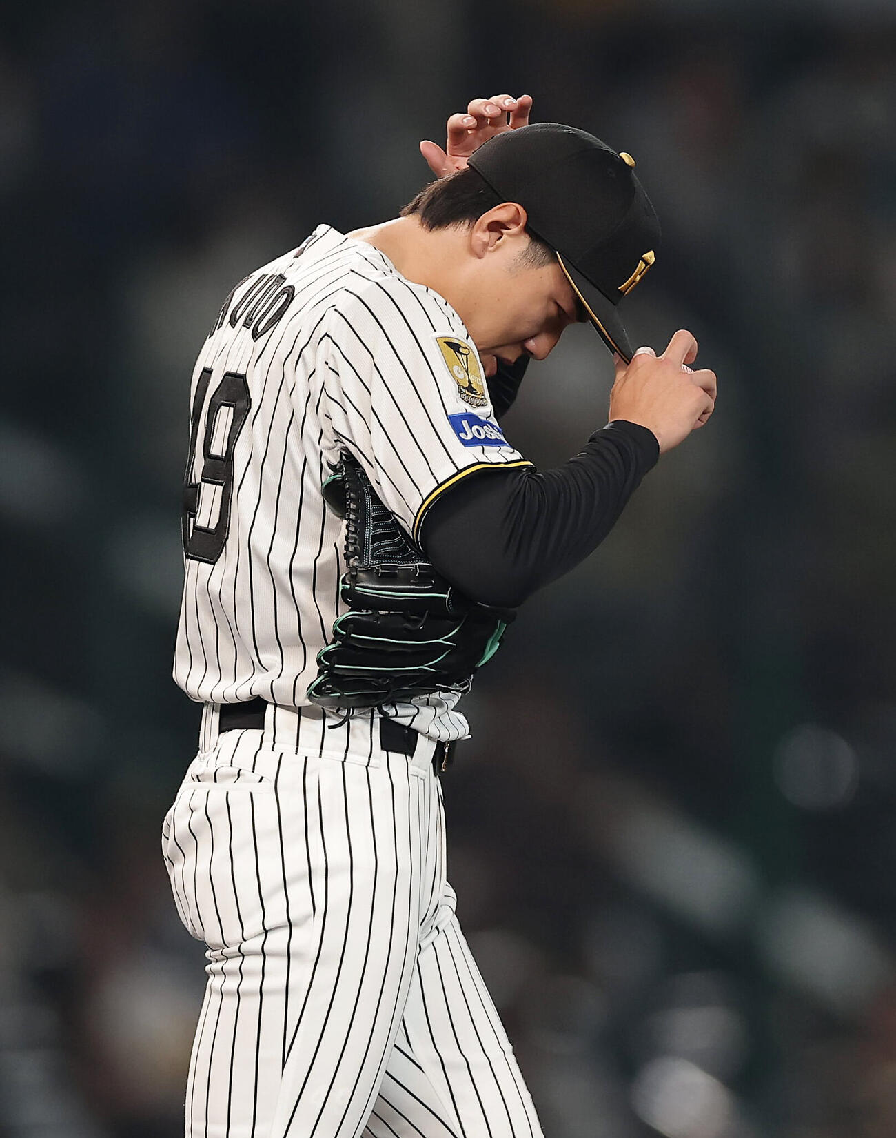 阪神対中日　8回表中日1死二塁、代打阿部寿樹に勝ち越し適時二塁打を許した工藤泰成（撮影・前田充）