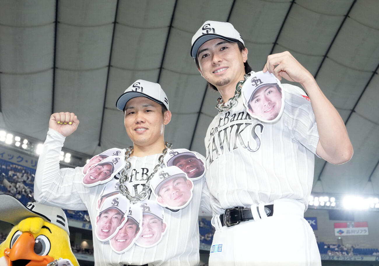 ソフトバンク対西武　西武に勝利し今季4勝目を飾った上沢直之（右）は捕手海野隆司と笑顔を見せる（撮影・たえ見朱実）
