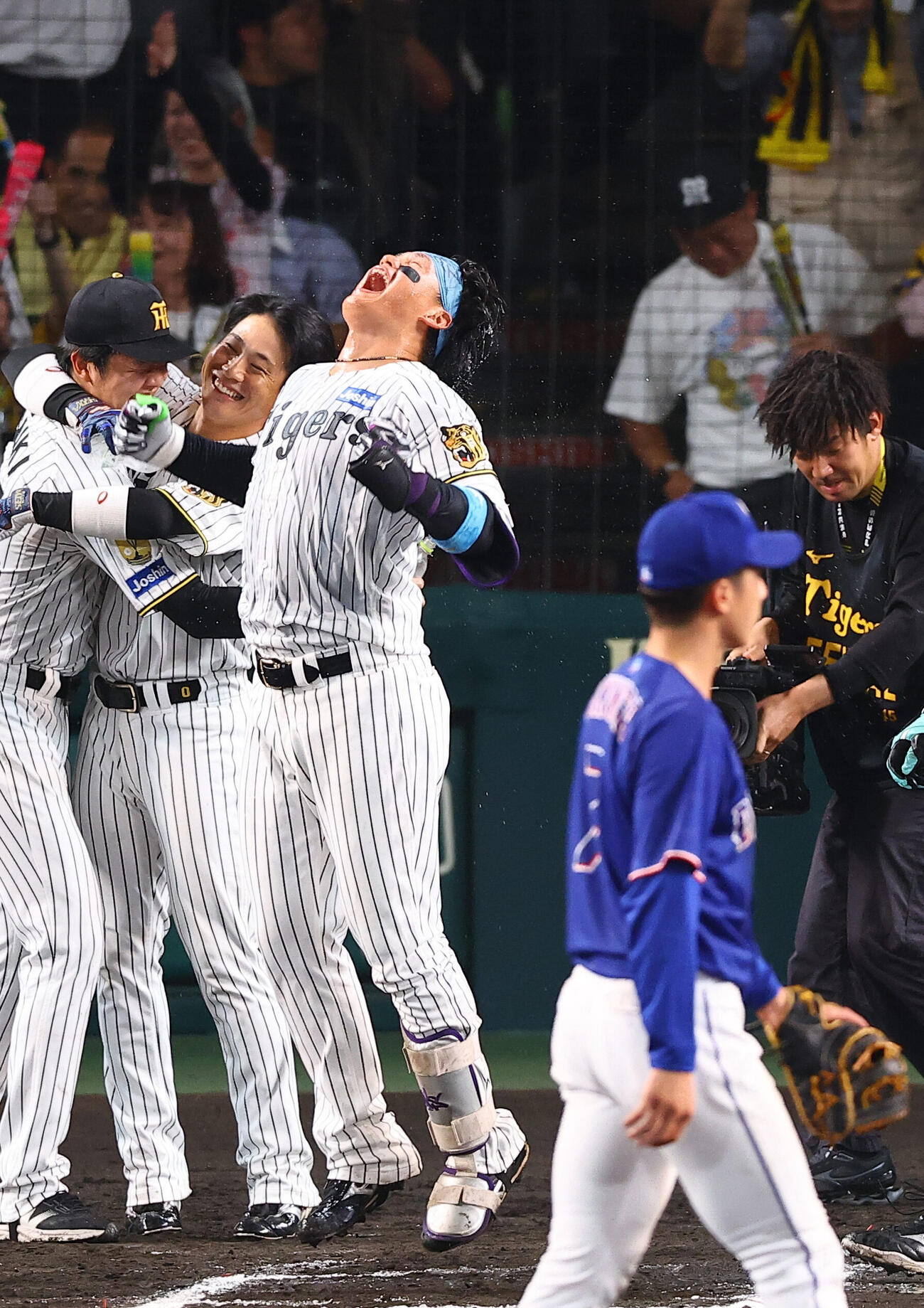 阪神対中日　10回裏阪神1死、サヨナラ本塁打を放った森下翔太は雄たけびを上げる（撮影・上田博志）