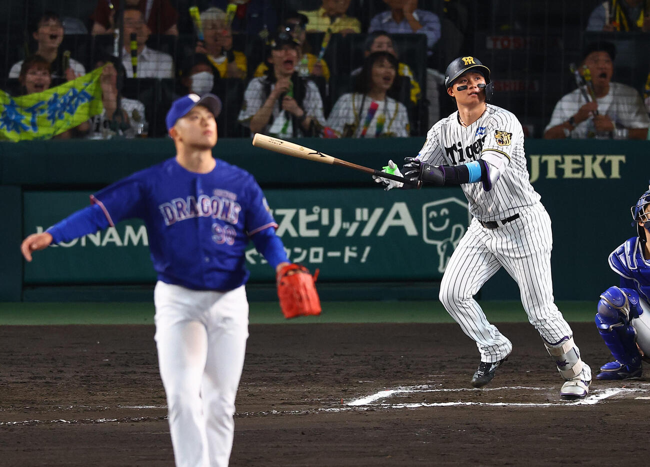 阪神対中日　10回裏阪神1死、森下翔太は左越えにサヨナラ本塁打を放つ（撮影・上田博志）