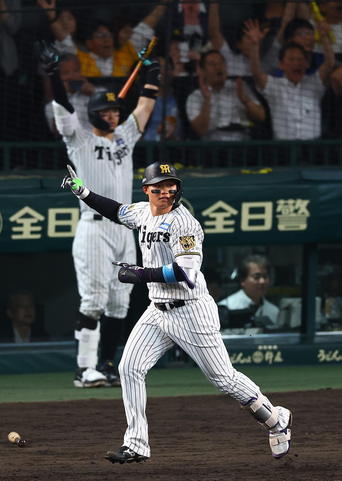 阪神対中日　10回裏阪神1死、サヨナラ本塁打を放つ森下翔太。後方は佐藤輝明（撮影・上田博志）