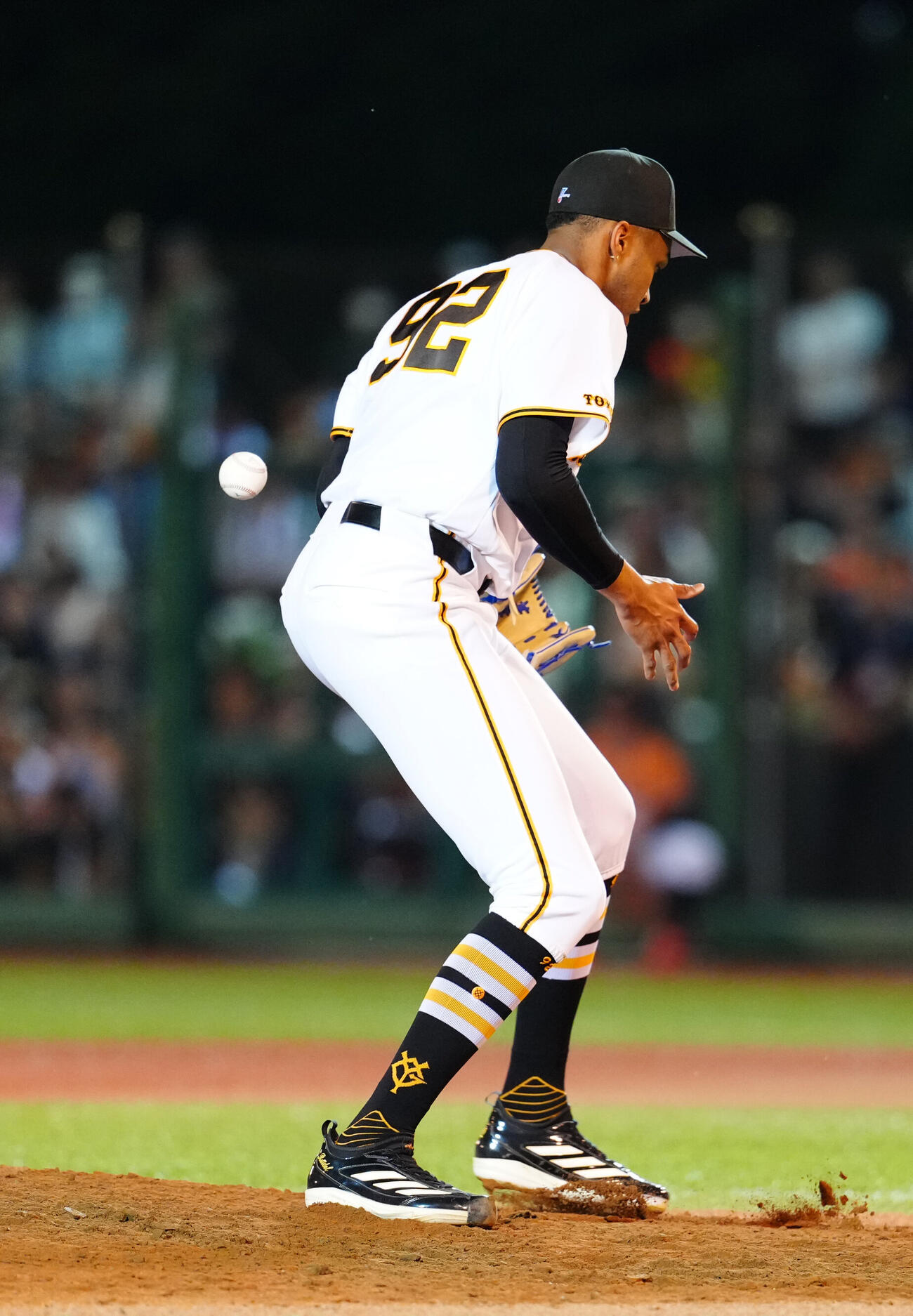 巨人対ヤクルト　9回表ヤクルト無死、松下歩叶の打球処理でファンブルし悪送球したライデル・マルティネス