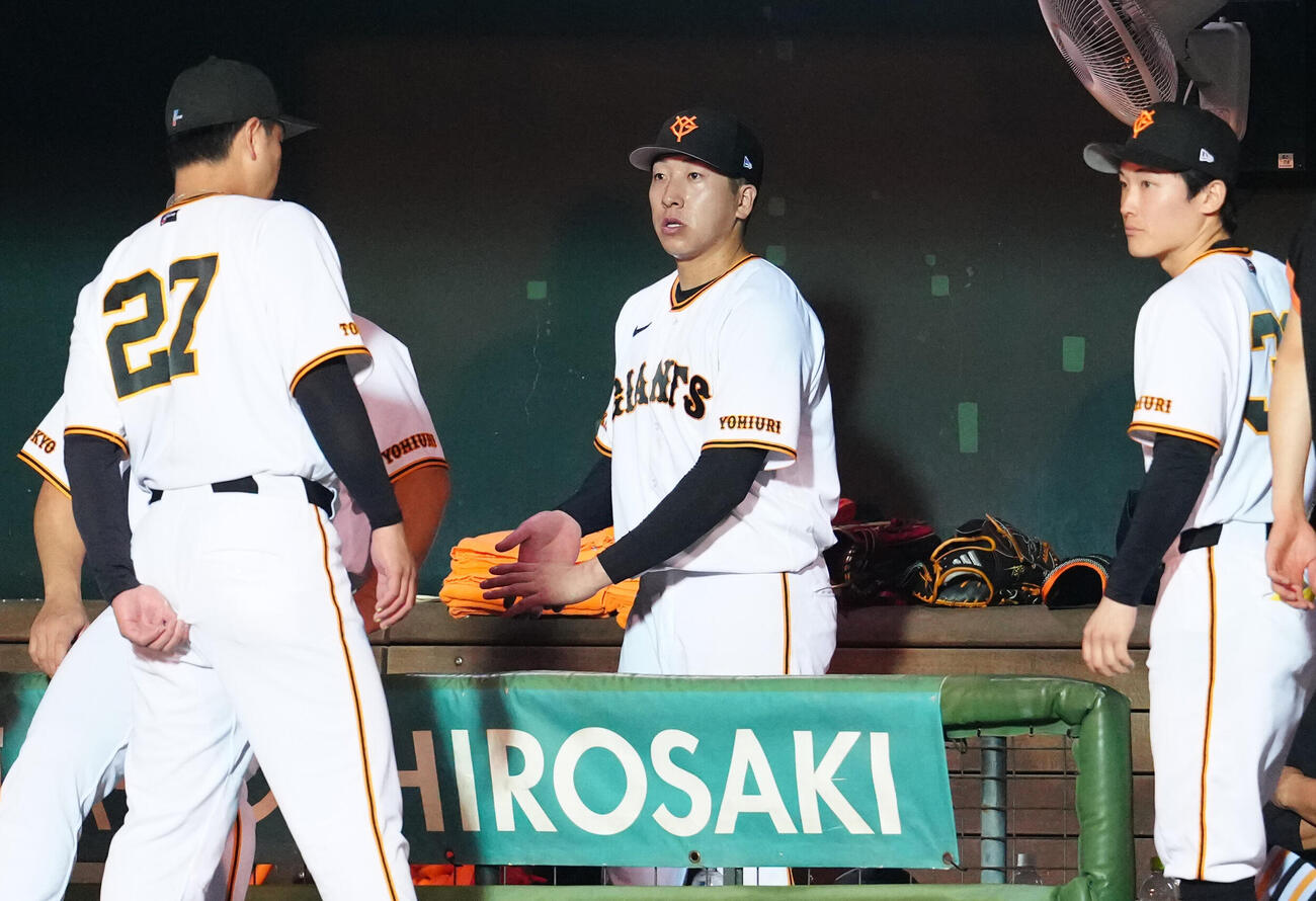 巨人対ヤクルト　8回表途中、交代でベンチに引き揚げた巨人2番手の大勢（中央）