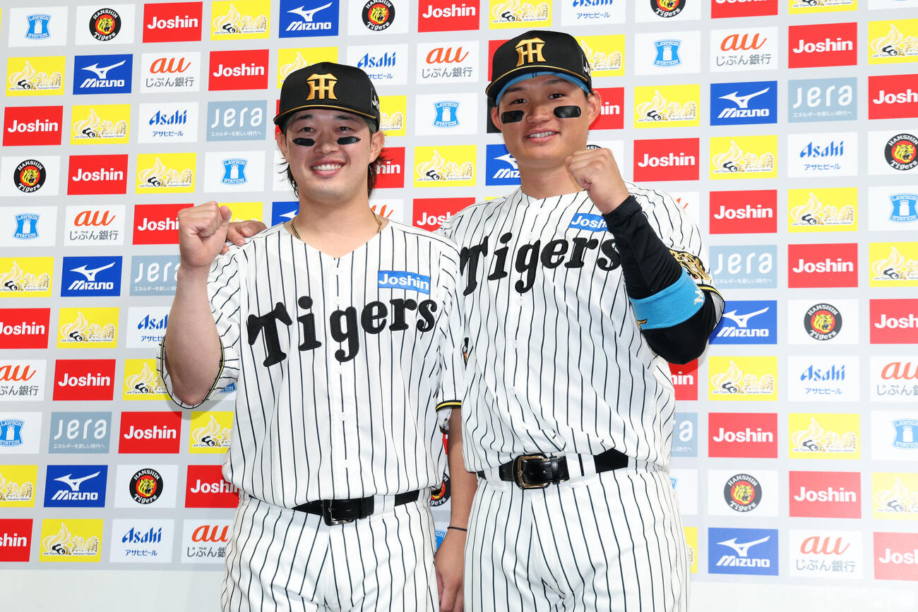 阪神対中日　お立ち台でガッツポーズする阪神森下翔太（右）と浜田太貴（撮影・前田充）