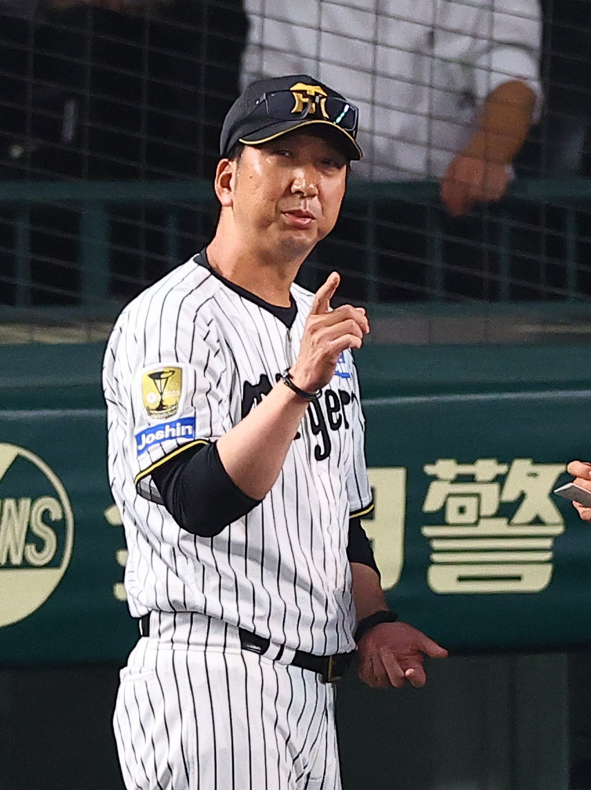阪神対中日　選手交代を告げる藤川球児監督（撮影・上田博志）