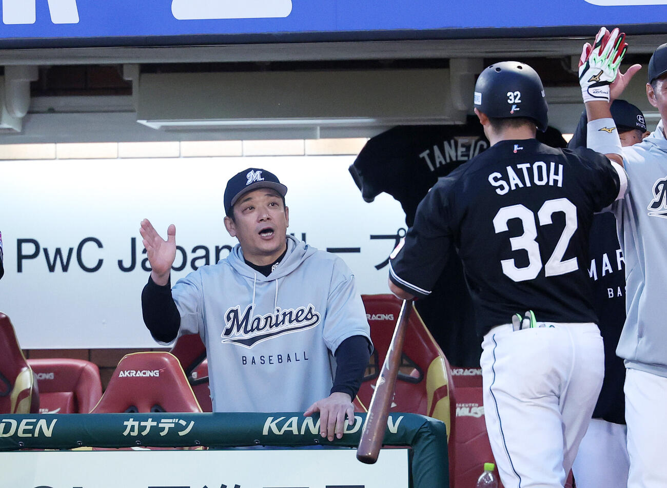 楽天対ロッテ　4回表ロッテ無死満塁、佐藤都志也（右）の満塁本塁打を迎えるサブロー監督（撮影・鈴木正人）