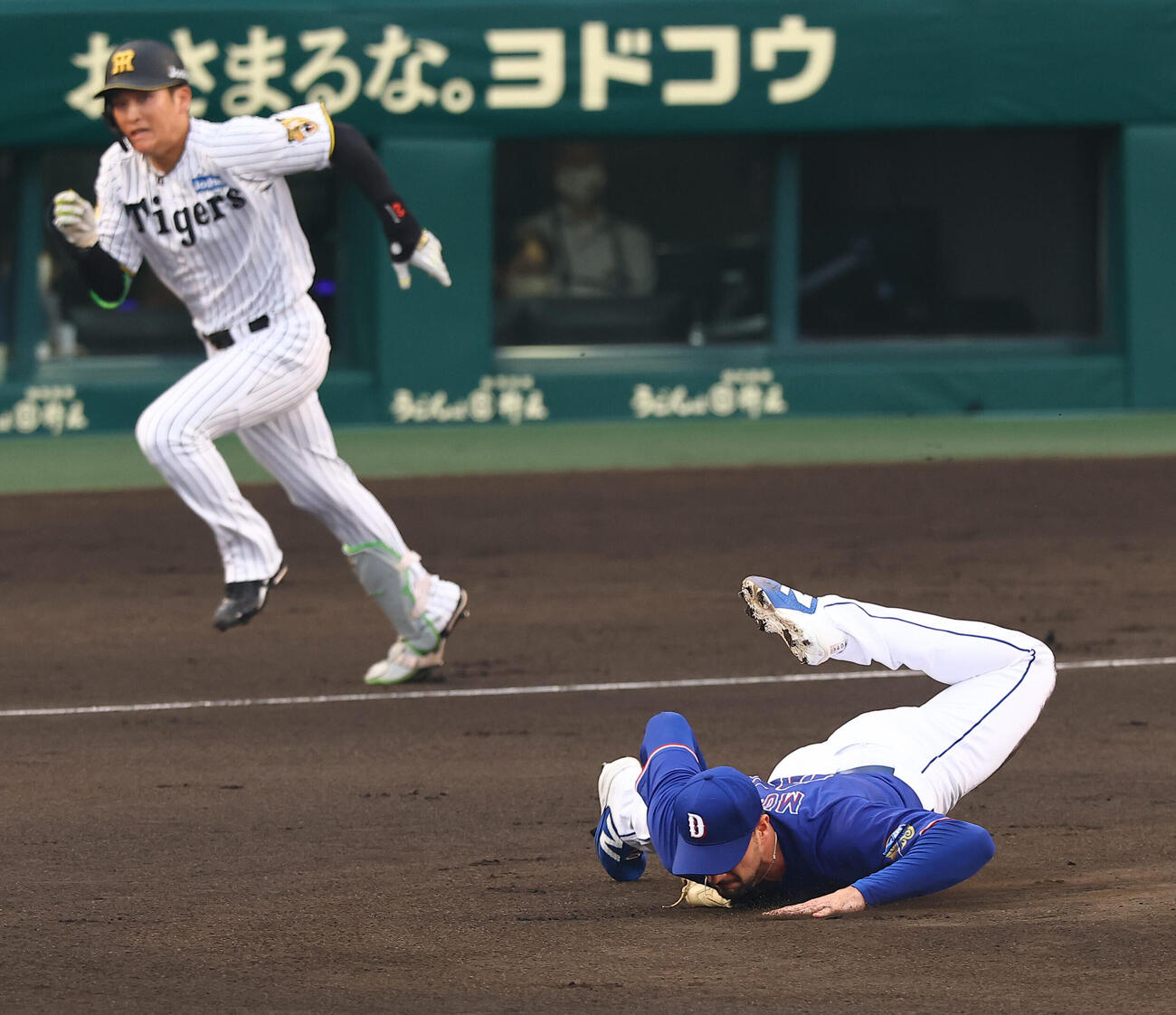 阪神対中日　1回裏阪神無死、高寺望夢を二ゴロに打ち取るもマウンドで転ぶカイル・マラー（撮影・上田博志）