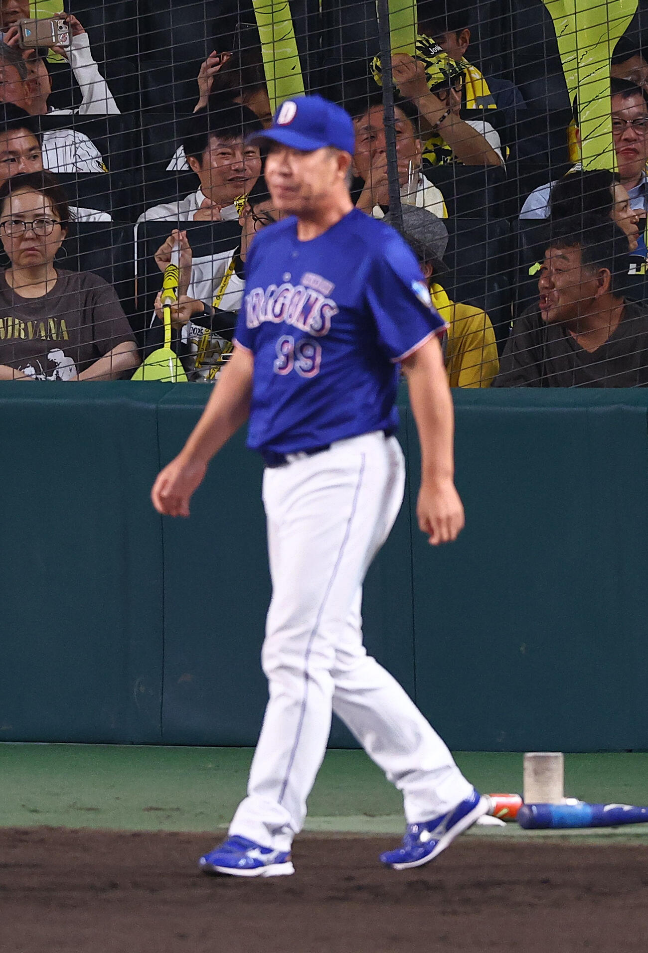 阪神対中日　選手交代を告げる井上一樹監督（撮影・上田博志）