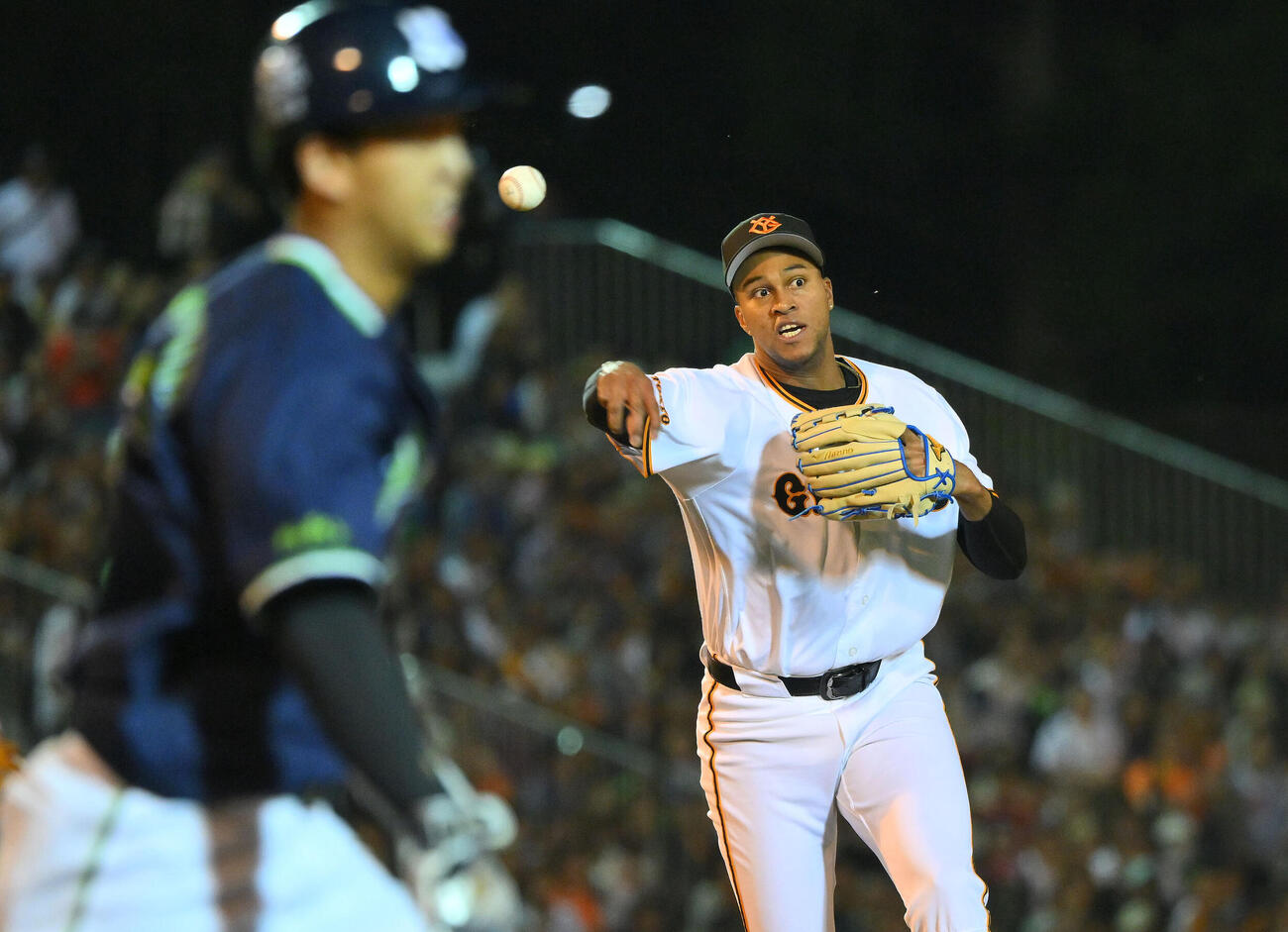 巨人対ヤクルト　9回表ヤクルト無死、松下歩叶（手前）の打球を悪送球し二塁出塁を許すライデル・マルティネス（撮影・滝沢徹郎）