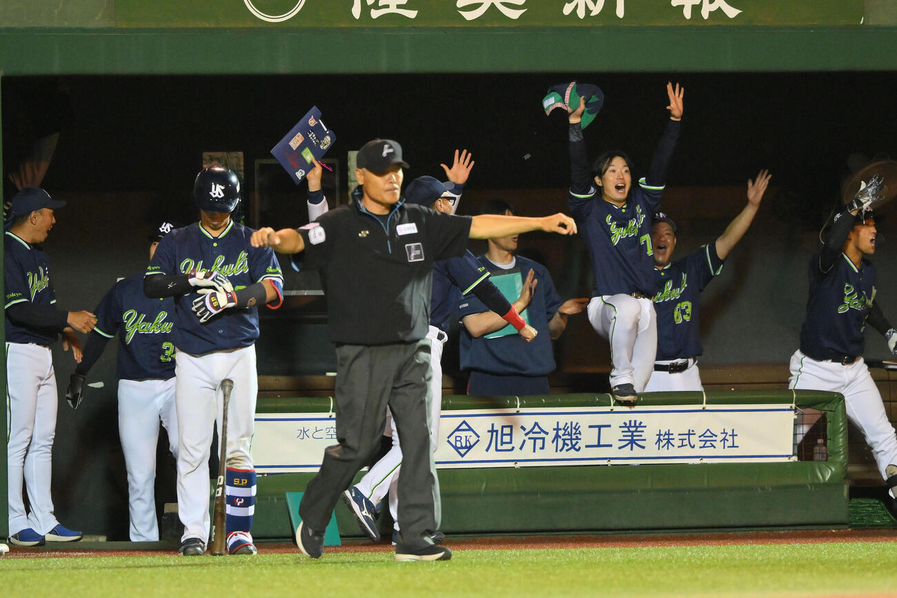 巨人対ヤクルト　8回表、ヤクルト1死二、三塁、三塁走者岩田幸宏の本塁アウトの判定がリクエストの結果くつがえり喜ぶ選手たち（撮影・滝沢徹郎）