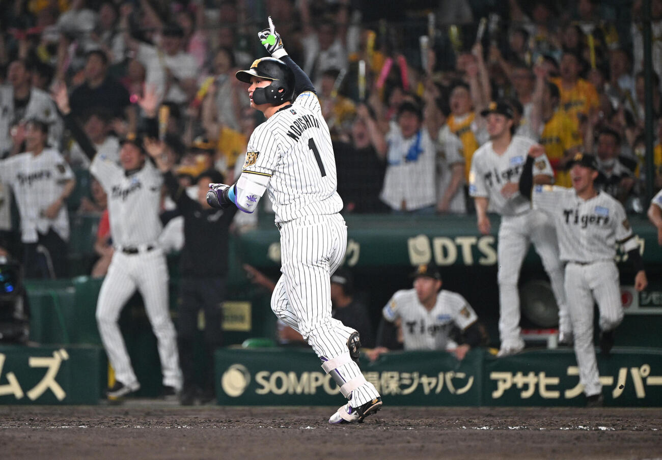 阪神対中日　10回裏阪神1死、左越えにサヨナラ本塁打を放ち右手を突き上げる森下翔太（撮影・和賀正仁）