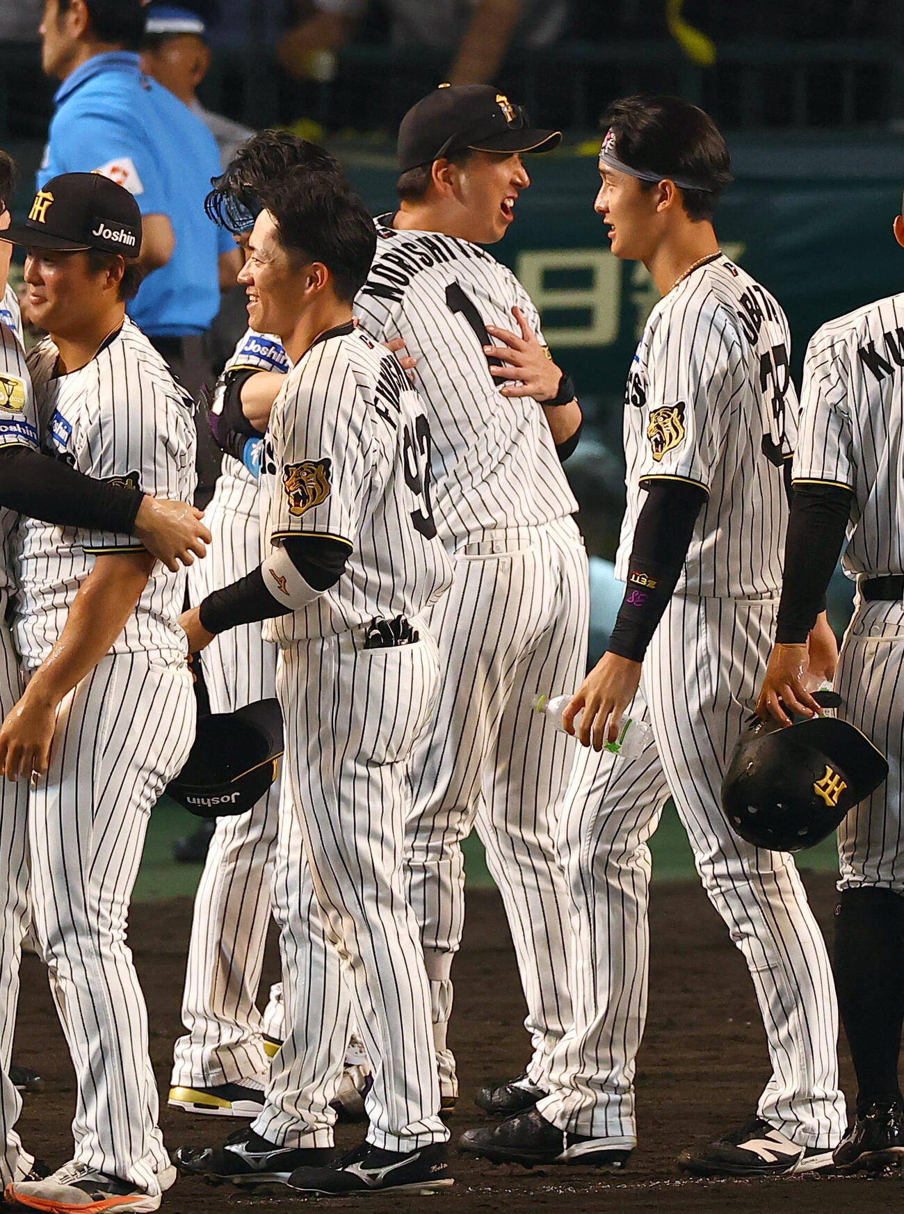 阪神対中日　10回裏阪神1死、サヨナラ本塁打を放った森下翔太と抱き合って喜ぶ藤川球児監督（撮影・上田博志）