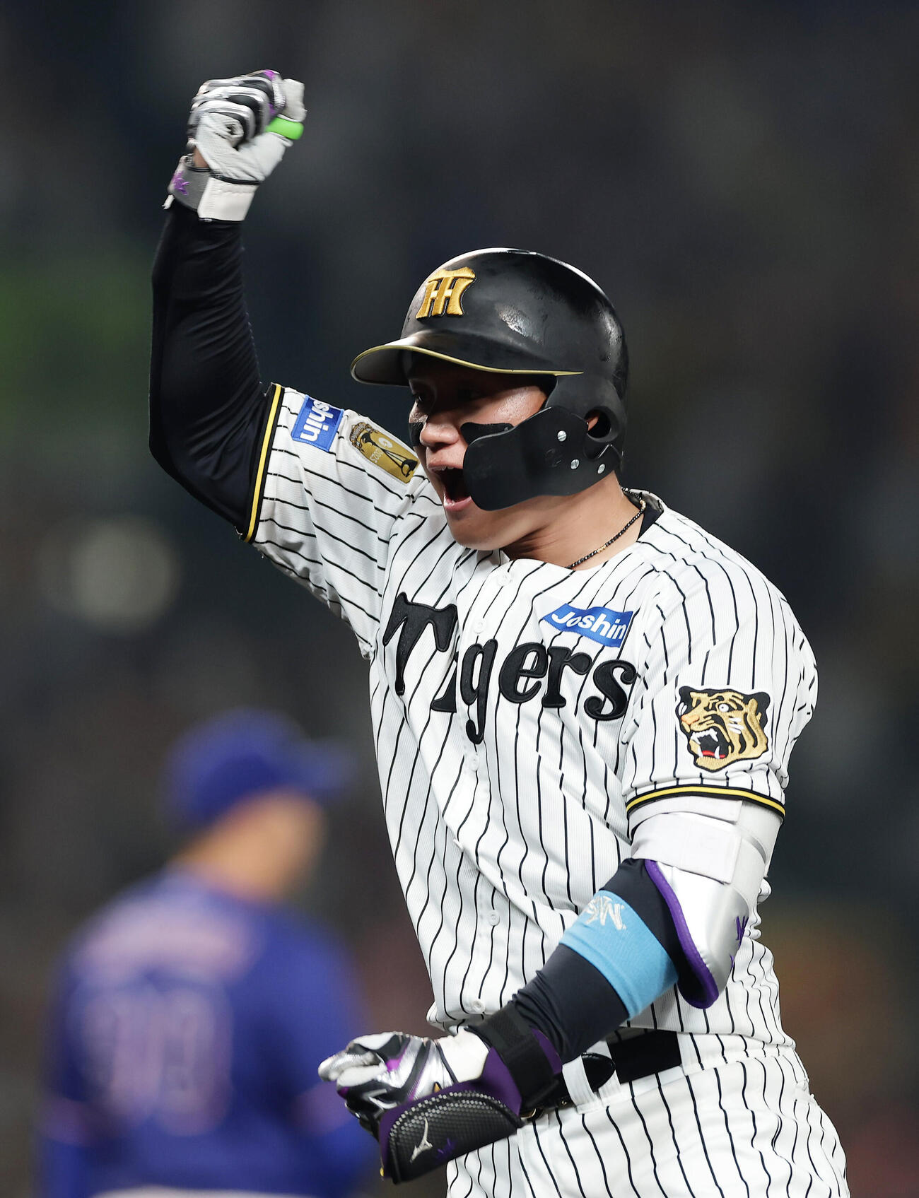 阪神対中日　10回裏阪神1死、サヨナラ本塁打を放ちガッツポーズする森下翔太（撮影・前田充）