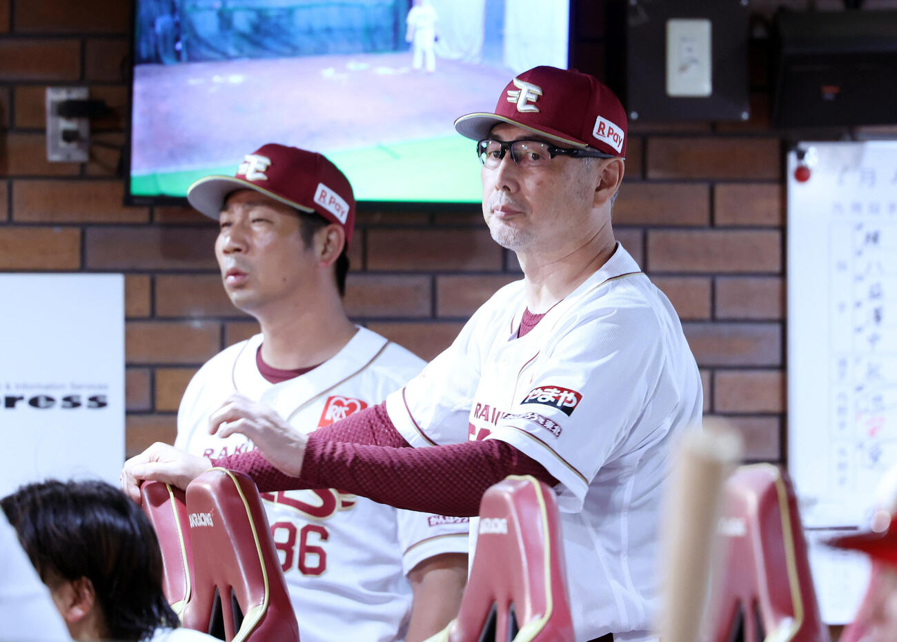 楽天対ロッテ　9回裏、戦況を見つめる楽天吉井理人監督（右）（撮影・鈴木正人）