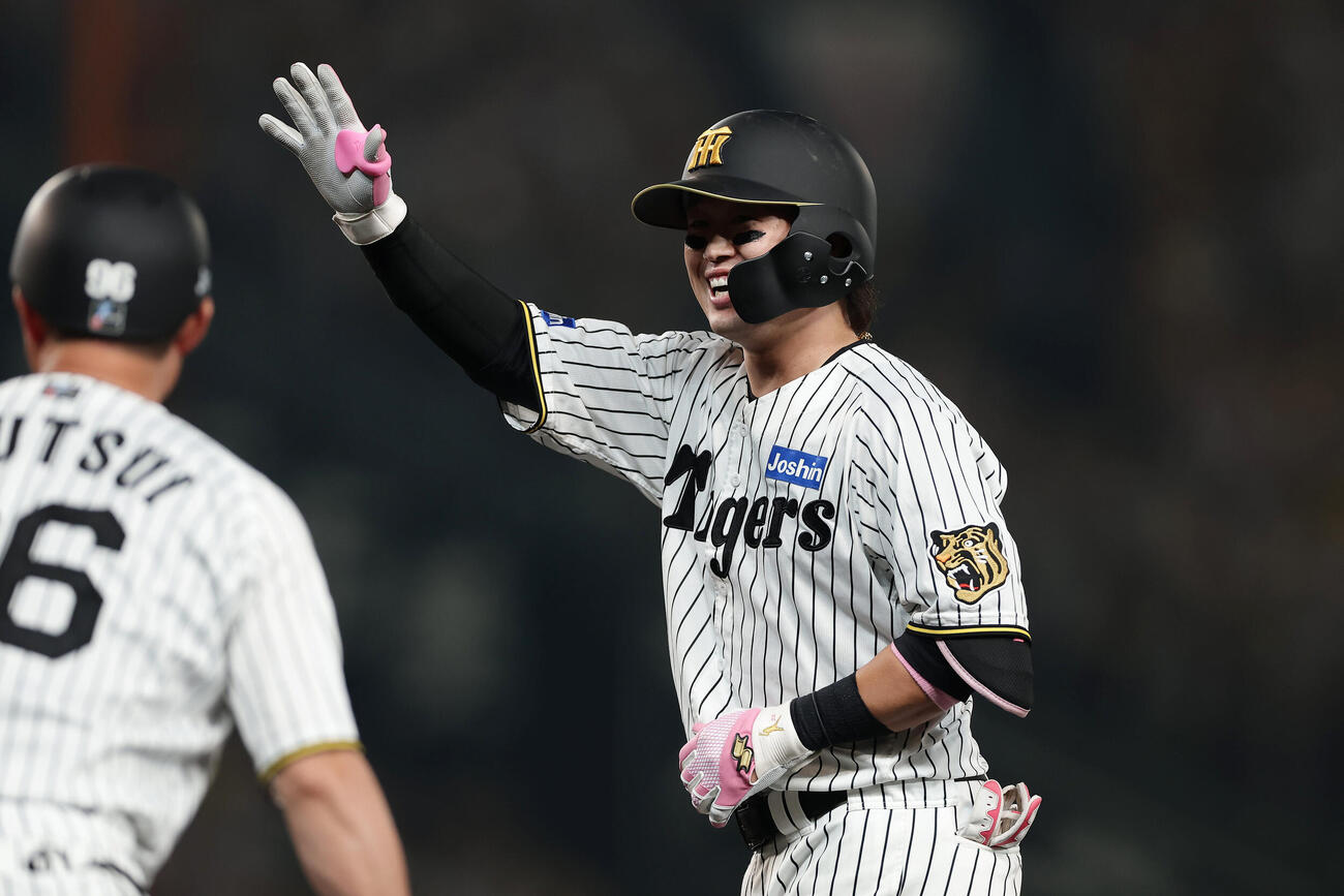 阪神対中日　8回裏阪神2死一、三塁、同点適時内野安打を放った浜田太貴（撮影・前田充）
