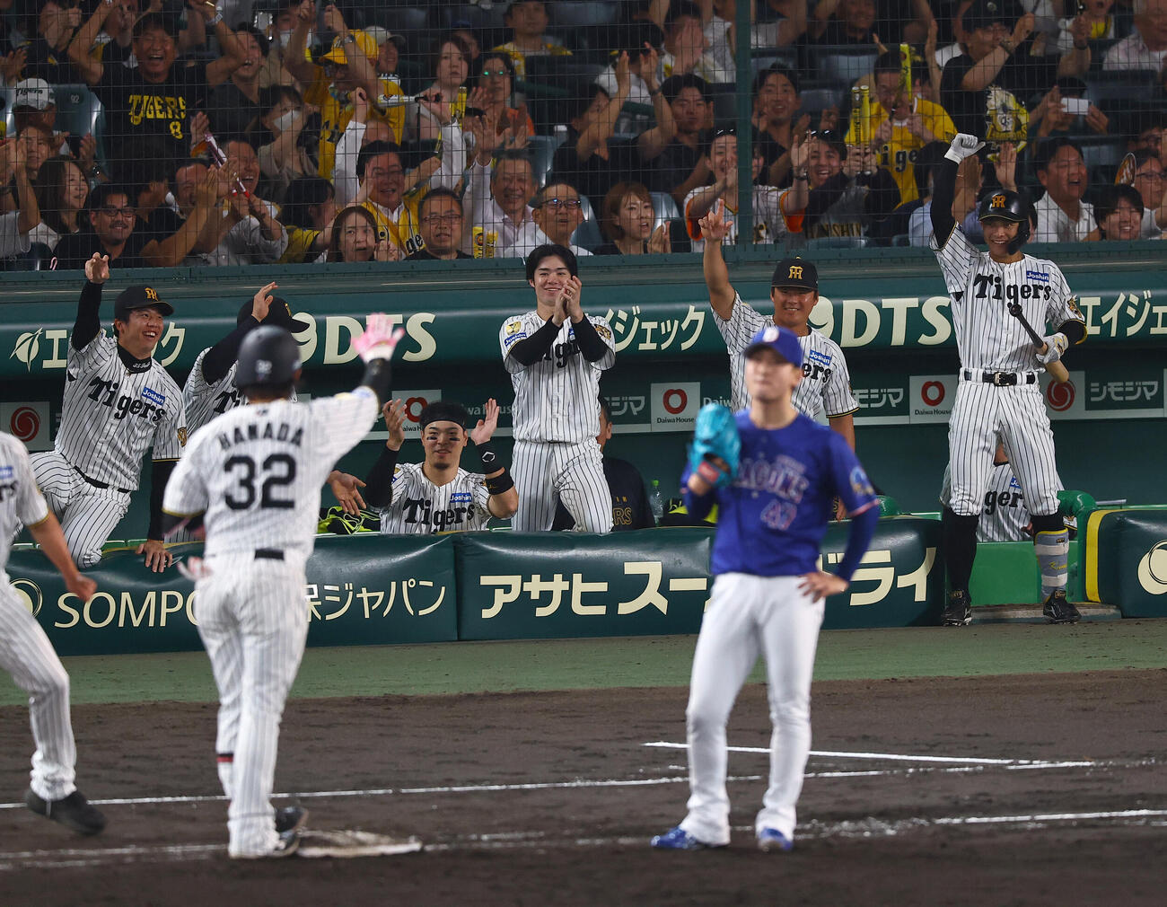 阪神対中日　8回裏阪神2死一、三塁、同点適時打を放った浜田太貴を祝福する阪神ナイン（撮影・上田博志）