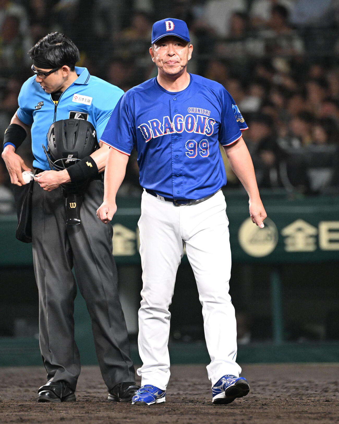 阪神対中日　8回表を終え、選手の交代を告げる中日井上一樹監督（撮影・和賀正仁）