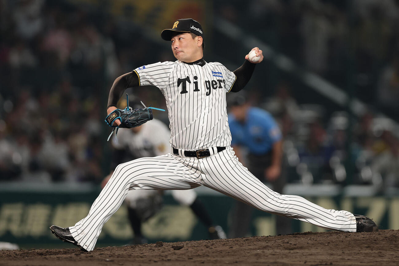 阪神対中日　阪神4番手の岩崎優（撮影・前田充）
