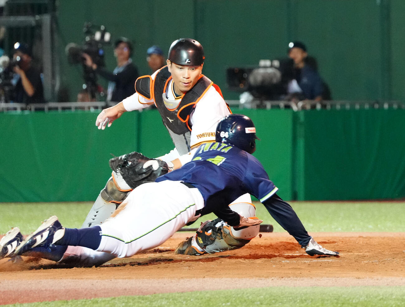 巨人対ヤクルト　8回表ヤクルト1死三塁、代打中村悠平の二ゴロで生還する岩田幸宏。捕手大城卓三
