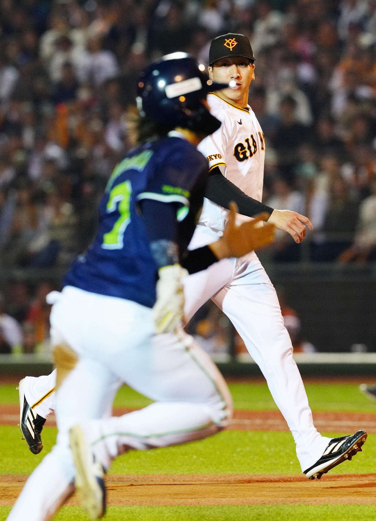 巨人対ヤクルト　8回表、暴投でヤクルト長岡秀樹（手前）の生還を許した巨人2番手の大勢