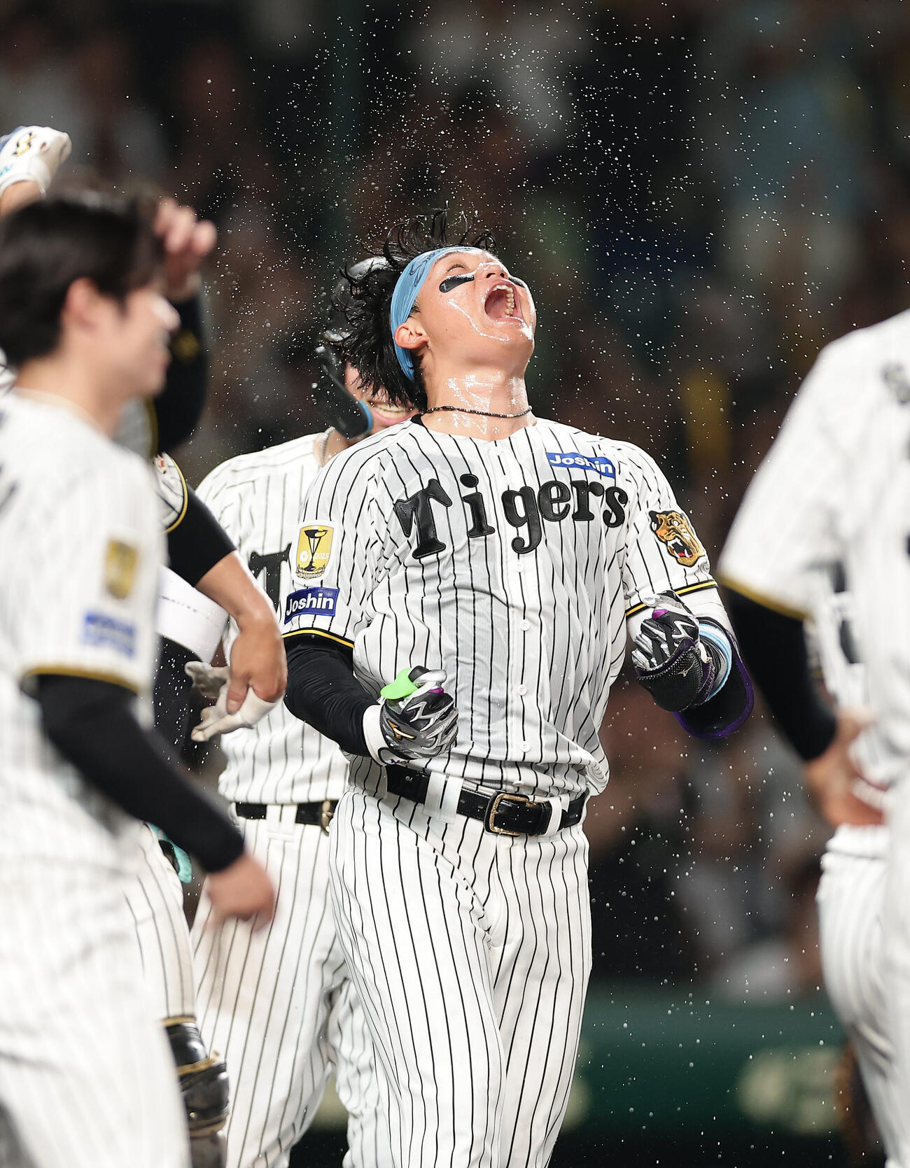 阪神対中日　10回裏阪神1死、サヨナラ本塁打を放ち歓喜する森下翔太（撮影・前田充）