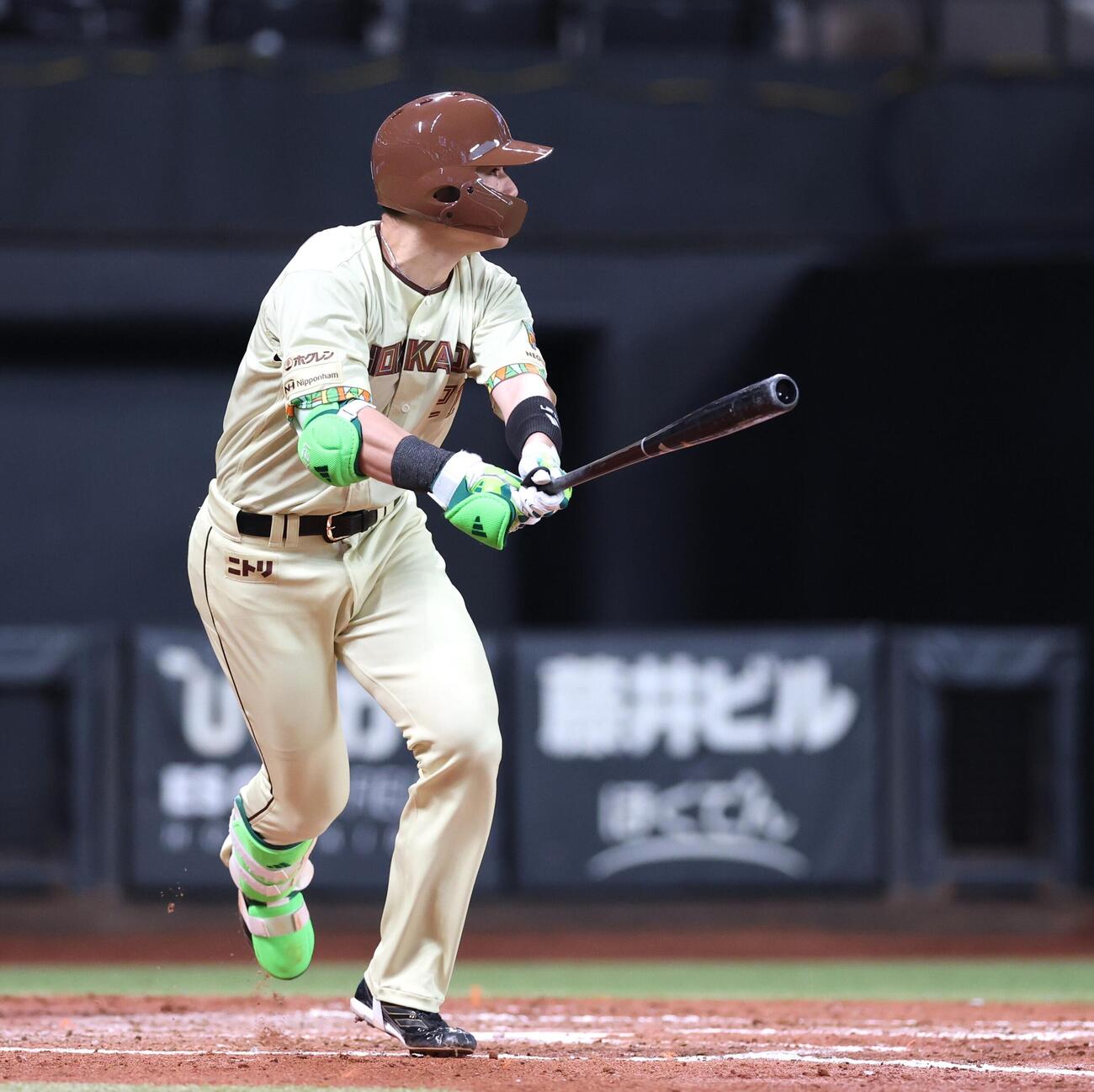 日本ハム対オリックス　3回裏、二塁打を放つ清宮幸太郎（撮影・黒川智章）