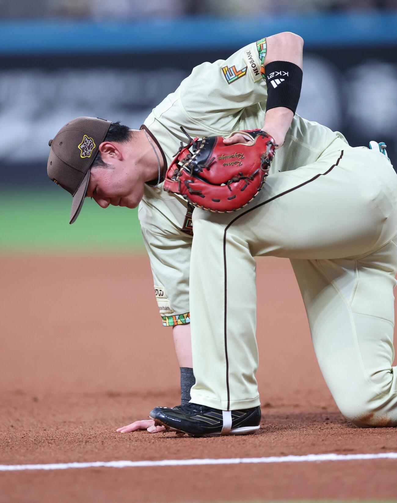日本ハム対オリックス　8回表、山中稜真の打球が足に当たり痛みに耐える清宮幸太郎（撮影・黒川智章）