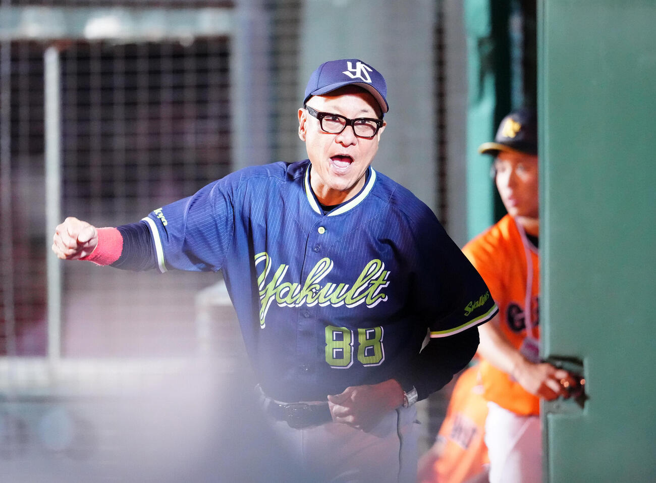 巨人対ヤクルト　8回表、リプレー検証でヤクルト岩田幸宏の生還が認められ、ガッツポーズの池山隆寛監督