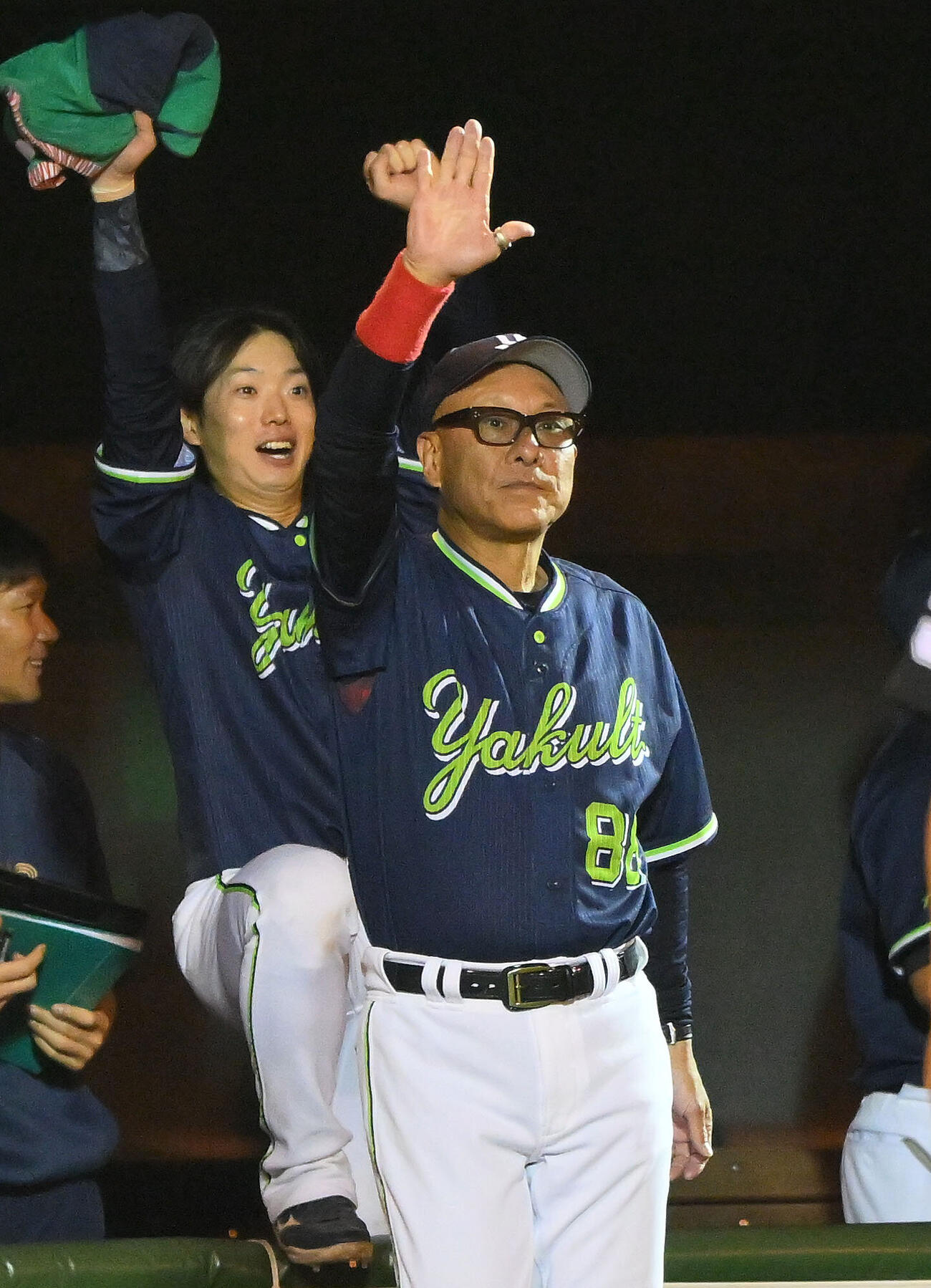 巨人対ヤクルト　交代を伝えるヤクルト池山隆寛監督（手前）（撮影・滝沢徹郎）
