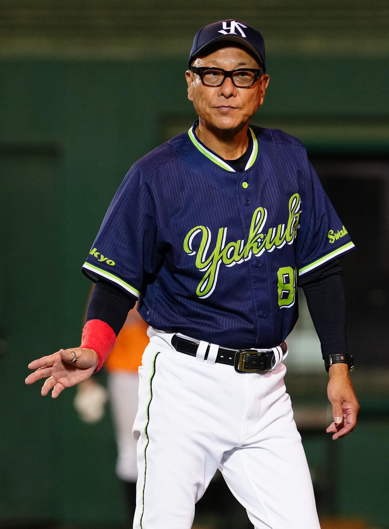 巨人対ヤクルト　6回裏開始前、選手交代を告げベンチに引き揚げるヤクルト池山隆寛監督