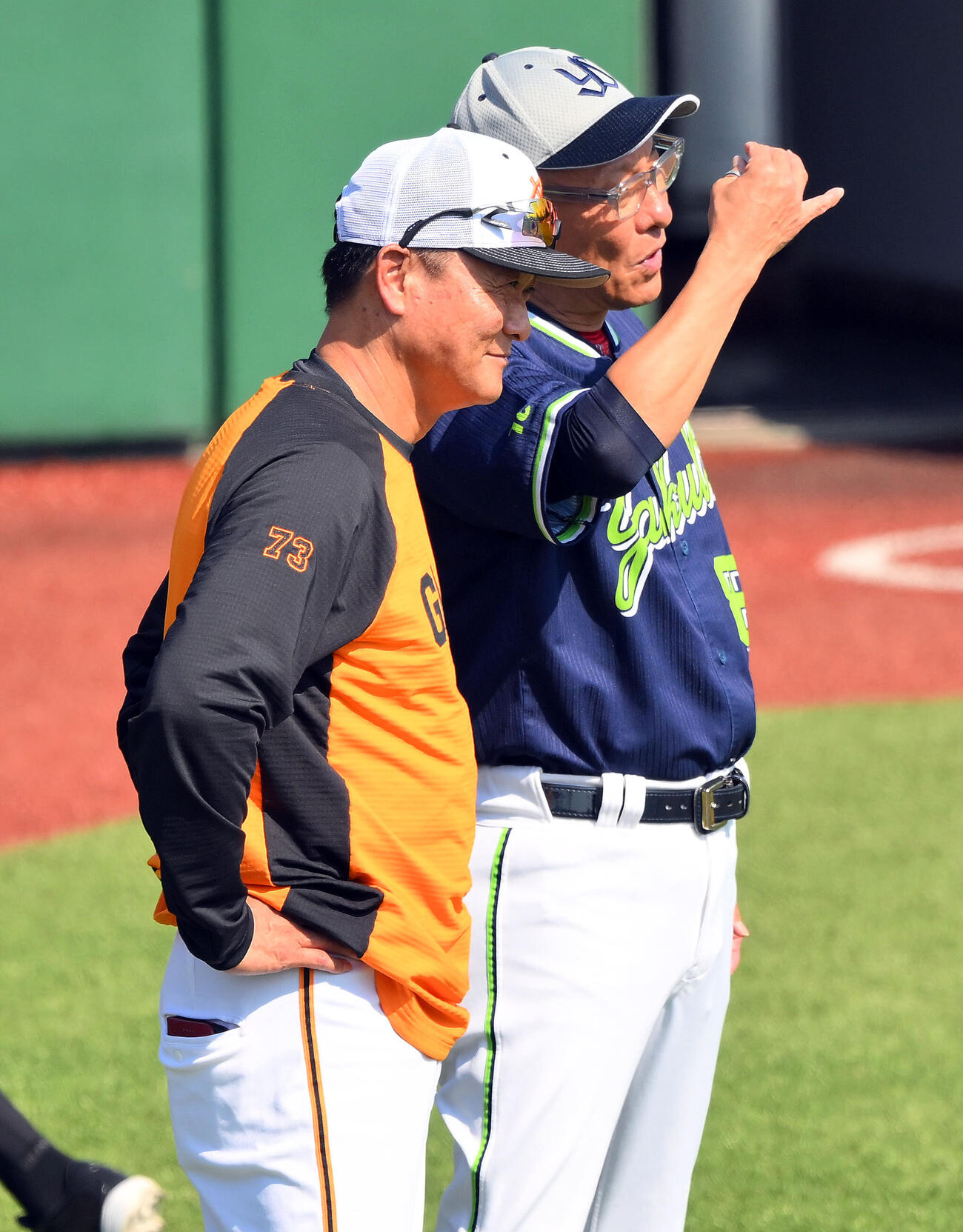 巨人対ヤクルト　試合前練習で談笑する巨人橋上秀樹監督代行（手前）とヤクルト池山隆寛監督（撮影・滝沢徹郎）
