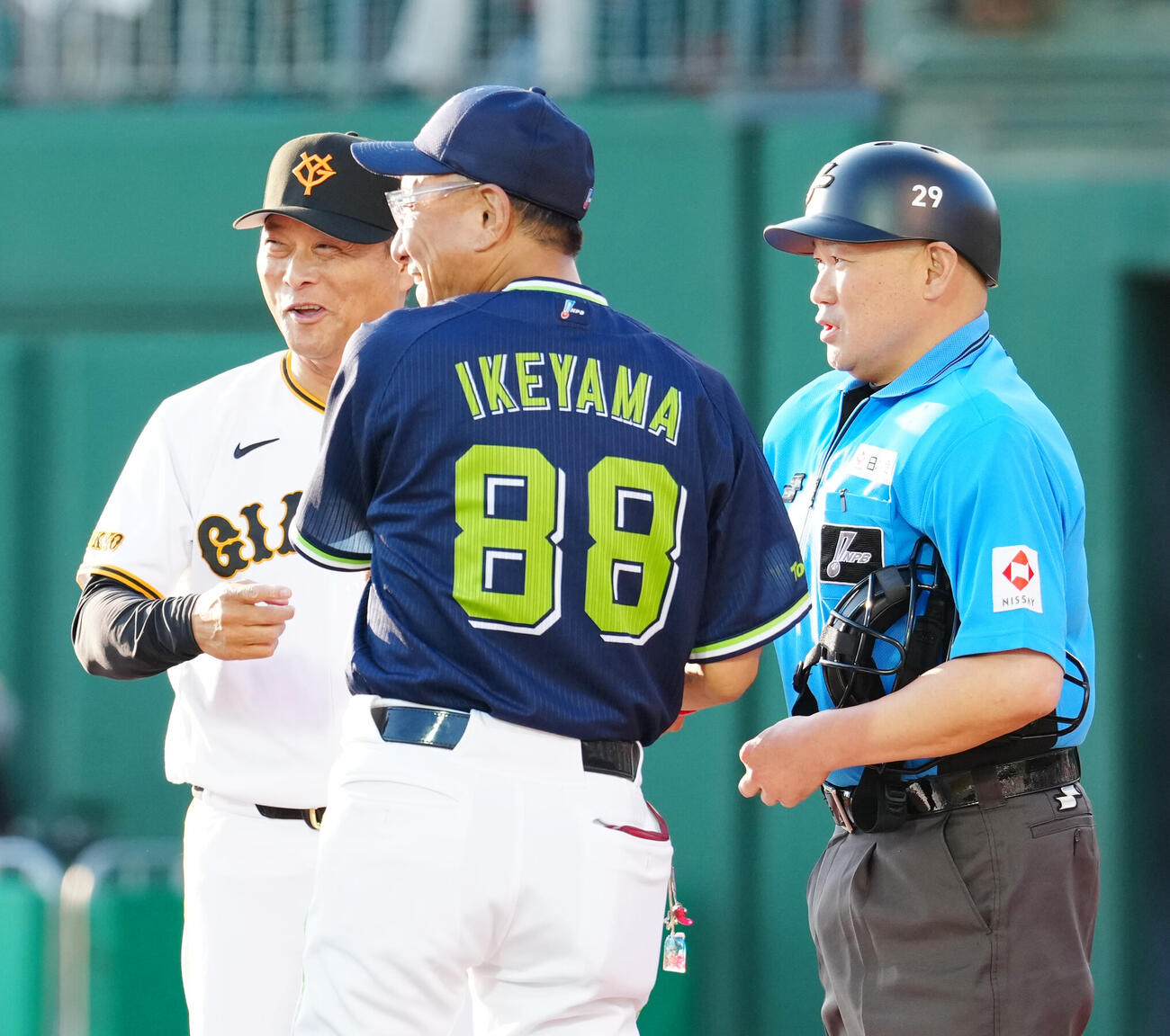 巨人対ヤクルト　試合前、メンバー表の最終確認を行う巨人橋上秀樹監督代行（左）とヤクルト池山隆寛監督