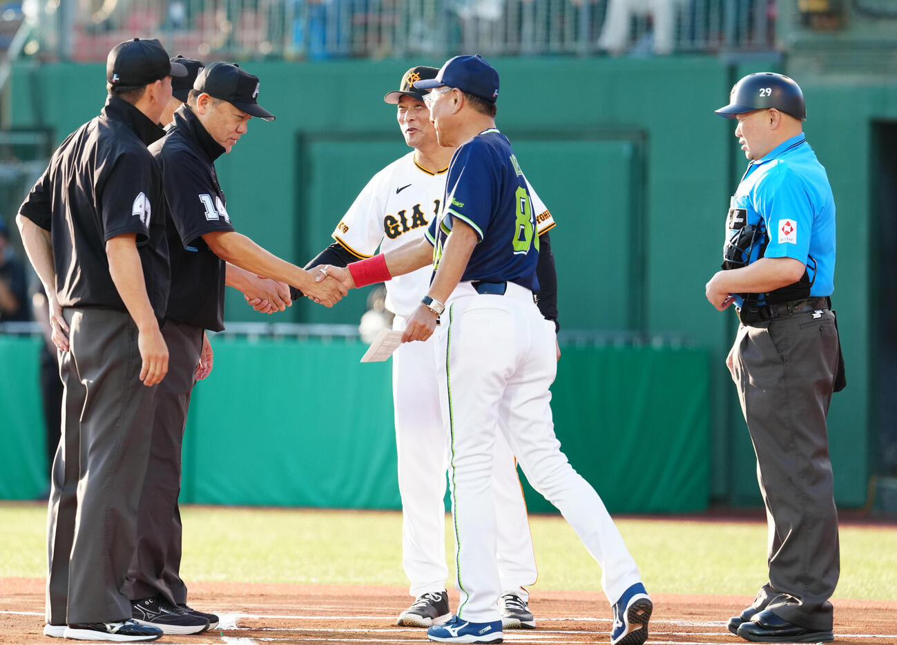 巨人対ヤクルト　試合前、メンバー表の最終確認を行う巨人橋上秀樹監督代行（中央左）とヤクルト池山隆寛監督