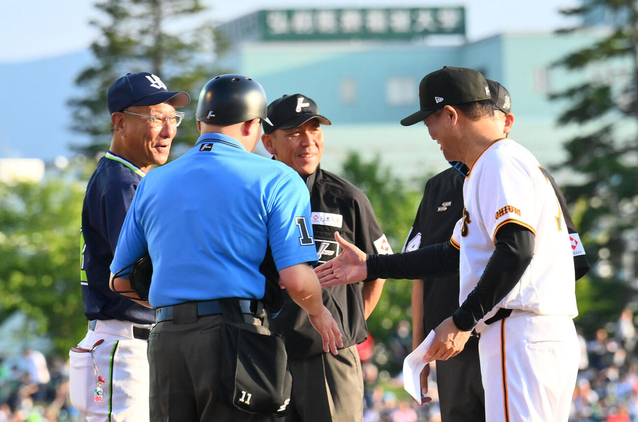 巨人対ヤクルト　試合前にメンバー表の交換をするヤクルト池山隆寛監督（左）と巨人橋上秀樹監督代行（右）（撮影・滝沢徹郎）