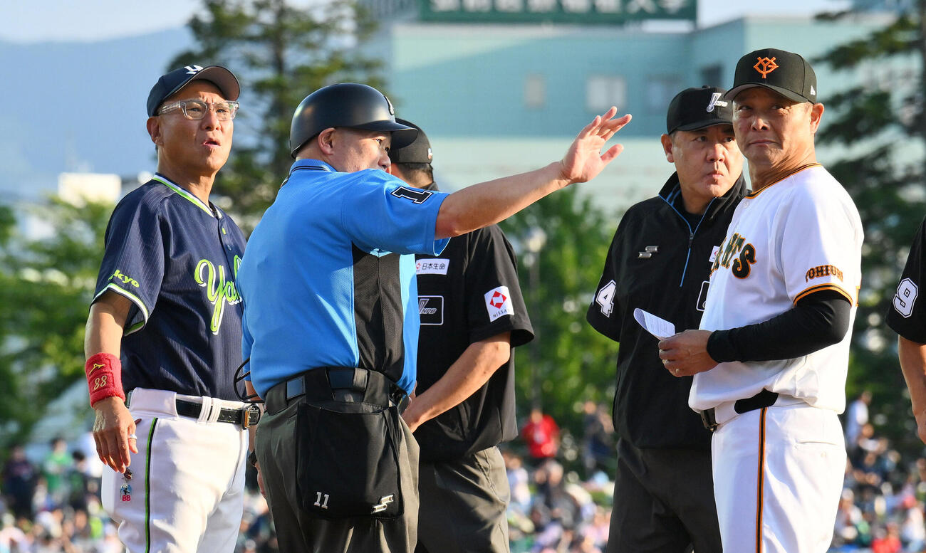 巨人対ヤクルト　試合前にメンバー表の交換をするヤクルト池山隆寛監督（左）と巨人橋上秀樹監督代行（右）（撮影・滝沢徹郎）
