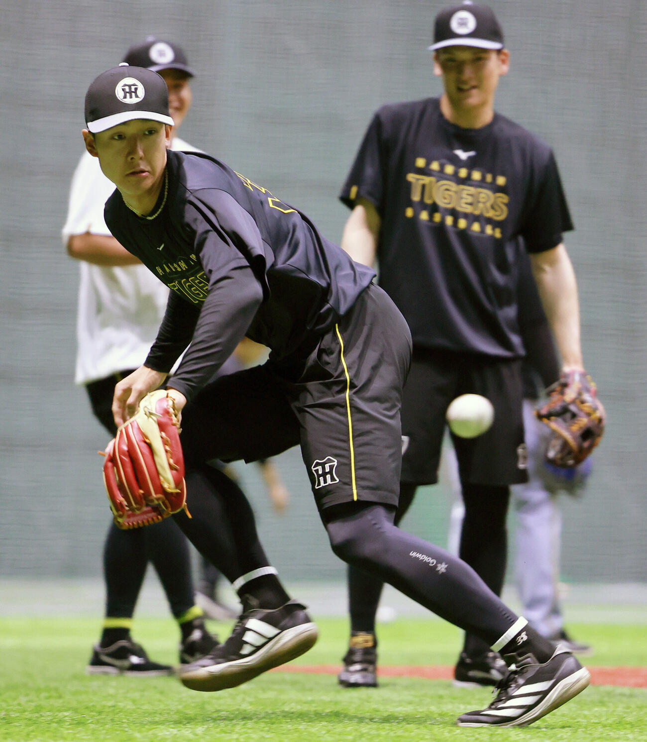2026年6月26日、ノックを受ける阪神小幡竜平