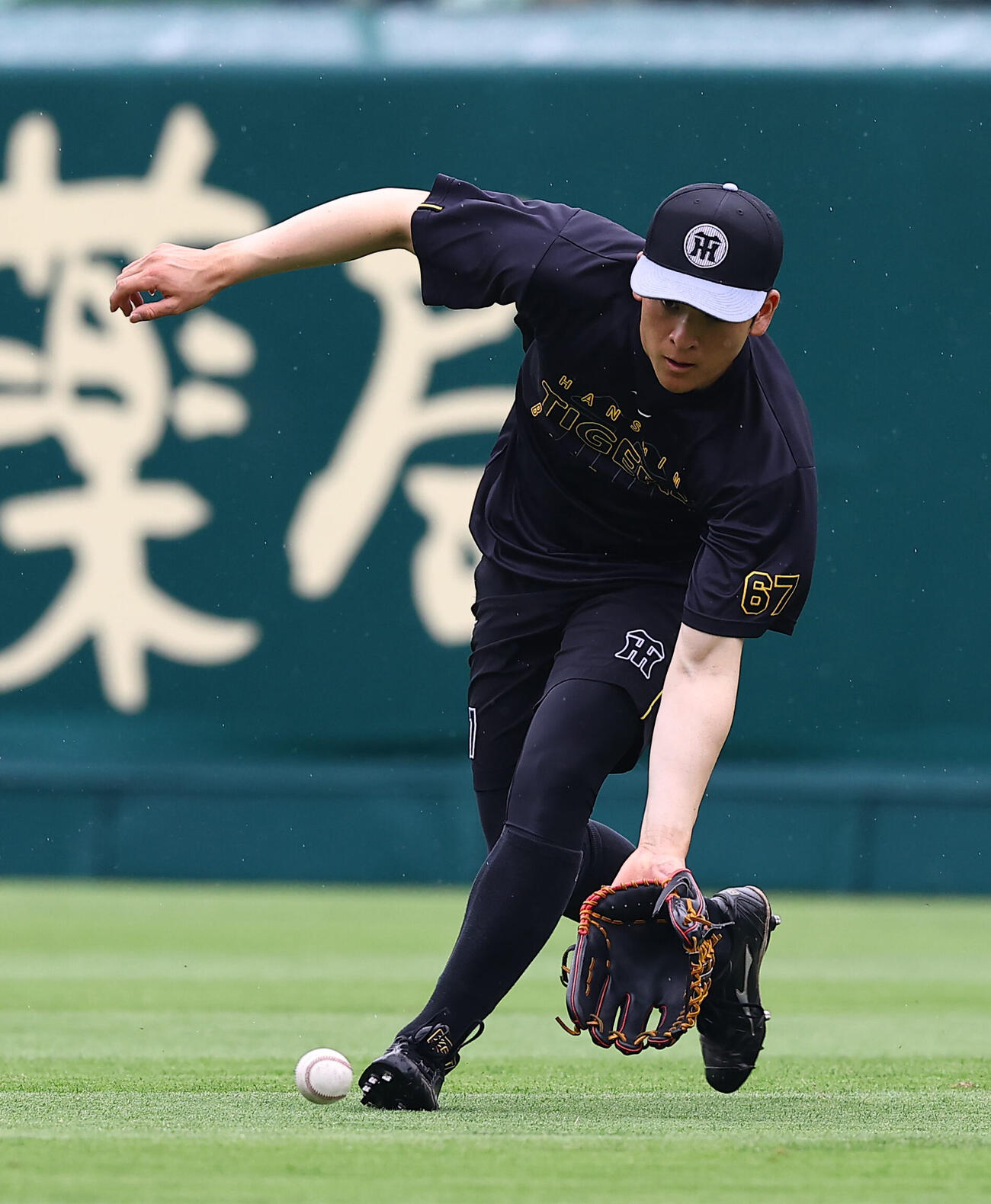 阪神対中日　ノックを受ける高寺望夢（撮影・上田博志）