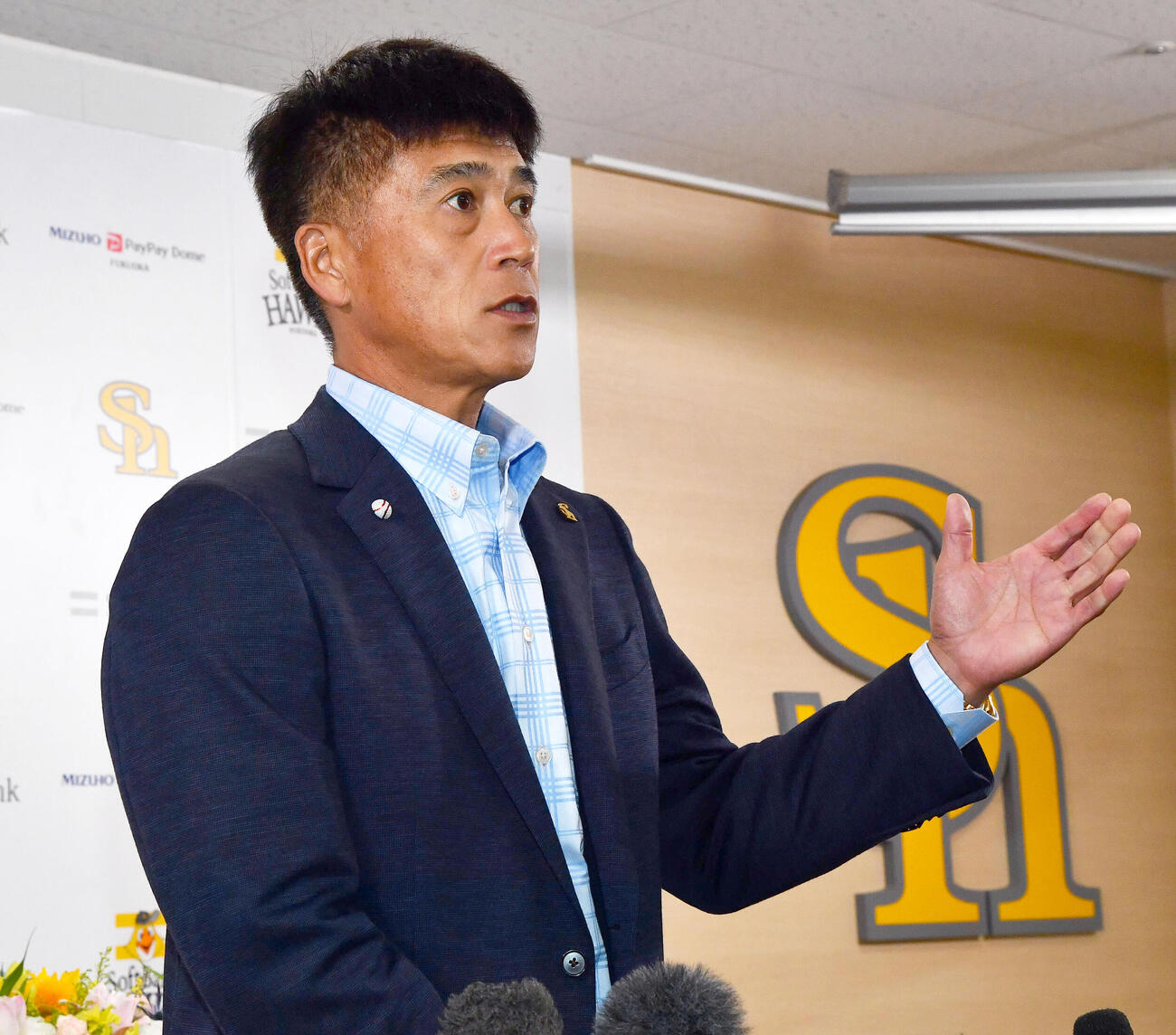 ソフトバンク対西武　米スタンフォード大の佐々木麟太郎との面談を終え、会見を行うソフトバンク城島健司CBO（撮影・岩下翔太）