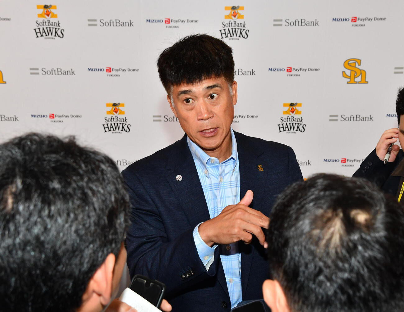 ソフトバンク対西武　米スタンフォード大の佐々木麟太郎との面談を終え、囲み取材を受けるソフトバンク城島健司CBO（撮影・岩下翔太）