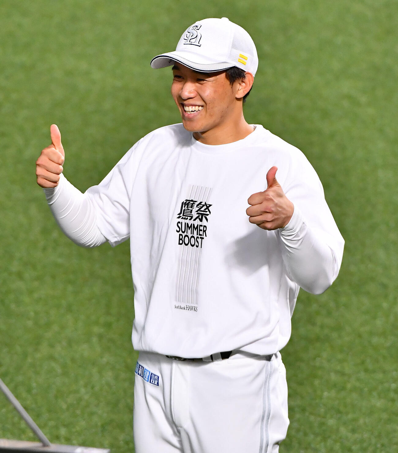 ソフトバンク対西武　試合前、笑顔でポーズをとるソフトバンク北斗（撮影・岩下翔太）