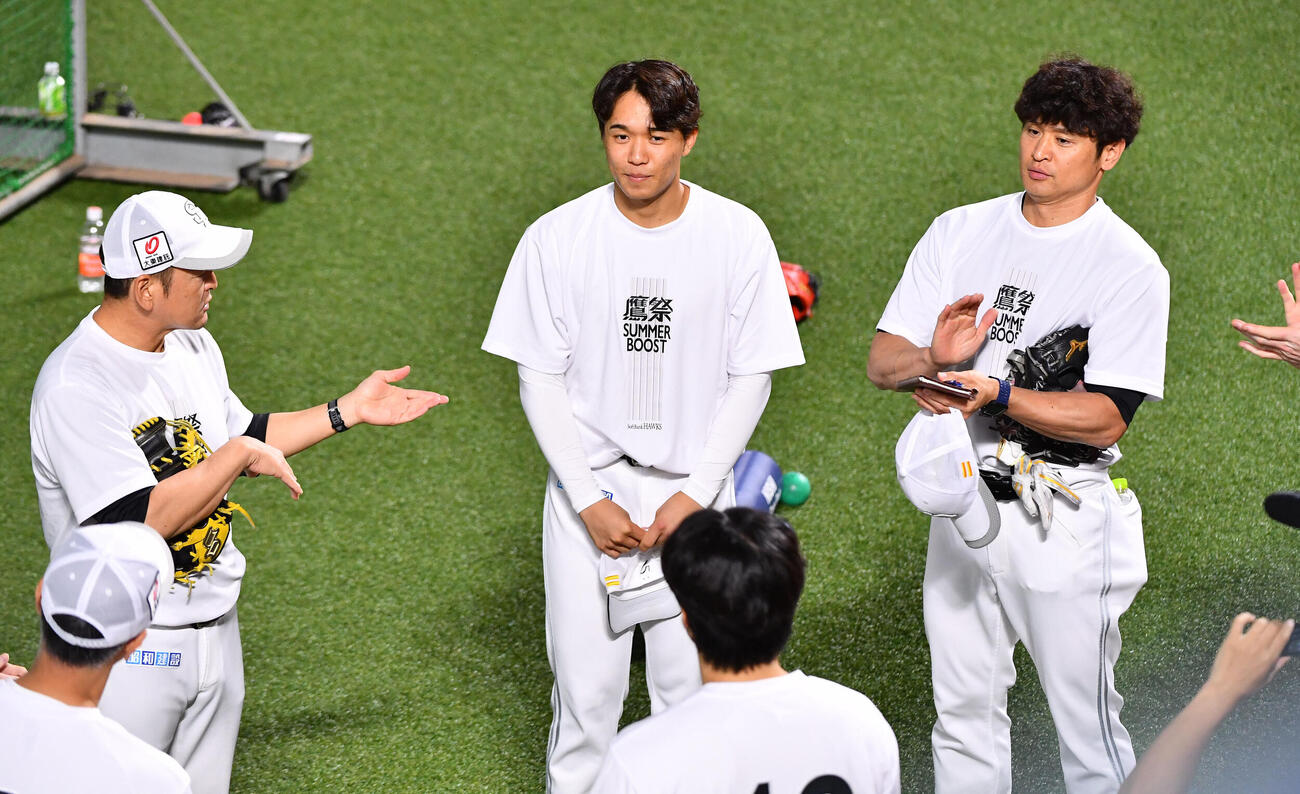 ソフトバンク対西武　試合前、投手陣の円陣で拍手を送られるソフトバンク北斗（中央）（撮影・岩下翔太）